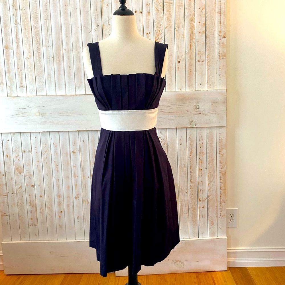 Sleeveless navy blue and white Vera Wang lavender label dress, size 4